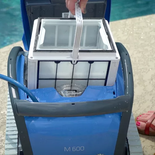 Medencetisztító robot, Dolphin M600 (2026), teljes medencetisztítás (padló, fal és vízvonal tisztítás), CleverClean és PowerStream navigáció, kábelcsavarodás-gátló, Wi-Fi és applikáció vezérlés, Caddy tartozékkal
