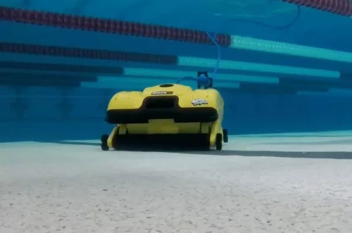 Medencetisztító robot, Dolphin Wave 150, padlótisztítás, MMI vezérlés, finom és ultrafinom szűrőrendszer, 4/5/6 órás ciklusidő, nagy teljesítményű közületi kivitel, Caddy tartozék