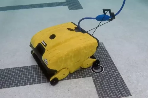 Medencetisztító robot, Dolphin Wave 150, padlótisztítás, MMI vezérlés, finom és ultrafinom szűrőrendszer, 4/5/6 órás ciklusidő, nagy teljesítményű közületi kivitel, Caddy tartozék