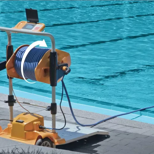 Medencetisztító robot, Dolphin Wave 200XL, padlótisztítás, MMI vezérlés, spirális háromrétegű szűrőrendszer, 1–8 órás ciklusidő, nagy teljesítményű közületi kivitel, Caddy tartozékkal