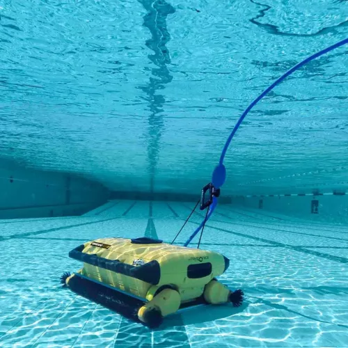 Medencetisztító robot, Dolphin Wave 300XL, padlótisztítás, MMI vezérlés, háromszintű zsákos szűrőrendszer, 1–8 órás ciklusidő, nagy teljesítményű közületi kivitel, Caddy tartozékkal