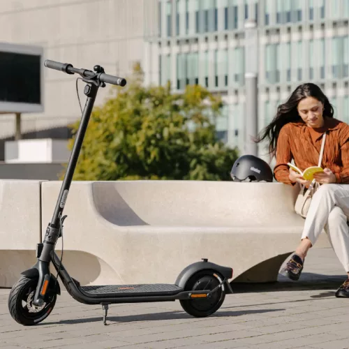 Segway Ninebot F2 E elektromos roller, max. terhelhetőség 120kg, max. sebesség 25km/h, IPX5