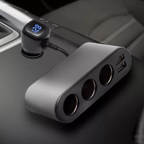 SAL SAU80W autós feszültségelosztó és USB töltő, 3.4A USB töltő, max.80Watt, fém burkolat, Voltmérő, autó-akkumulátor állapotának ellenőrzése, 12/24V járművekhez