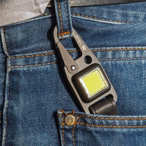 True Utility Cliplite, TU918, kulcstartó karabiner, tölthető lámpa, 4 funkció, 47 lm COB LED, Li-ion, marhabőr szíj, rozsdamentes acélváz