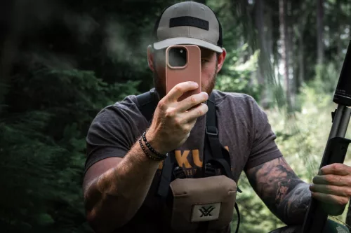 Tactical Magforce Beaver iPhone 17e / iPhone 16e prémium szilikon tok kameravédő peremmel, világosbarna