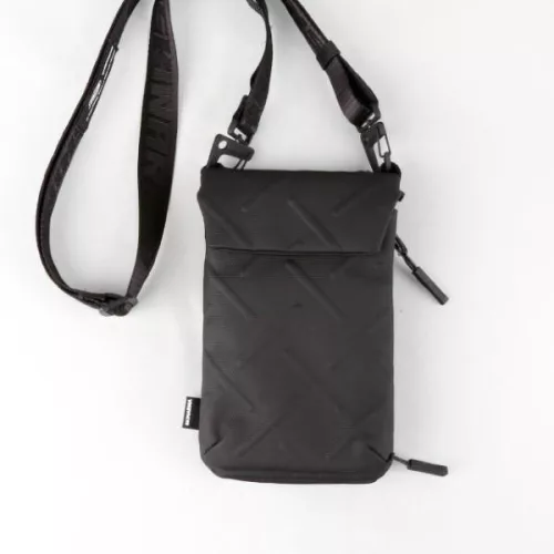 Skinarma Juno telefontartó táska Crossbody, fekete